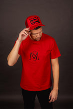 Načítať obrázok do zobrazovača galérie, Pánske tričko LIFE IS GAME v červeno-čiernej farbe, s výraznou potlačou a pohodlným bavlneným materiálom pre moderný look.