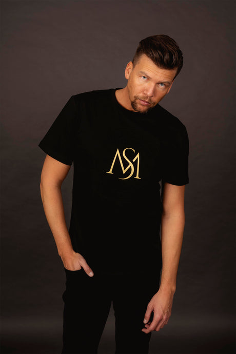 LIFE IS GAME pánske tričko v čiernej farbe so zlatou potlačou