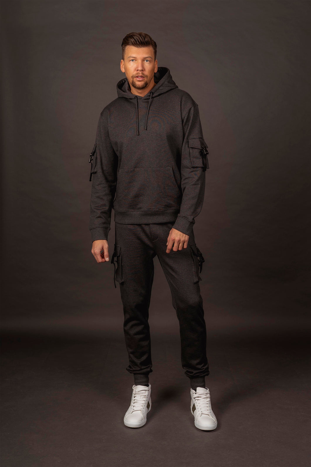 Pánska tepláková súprava French Terry v tmavosivej farbe, pohodlný a moderný set so zipsom a elastickým pásom.