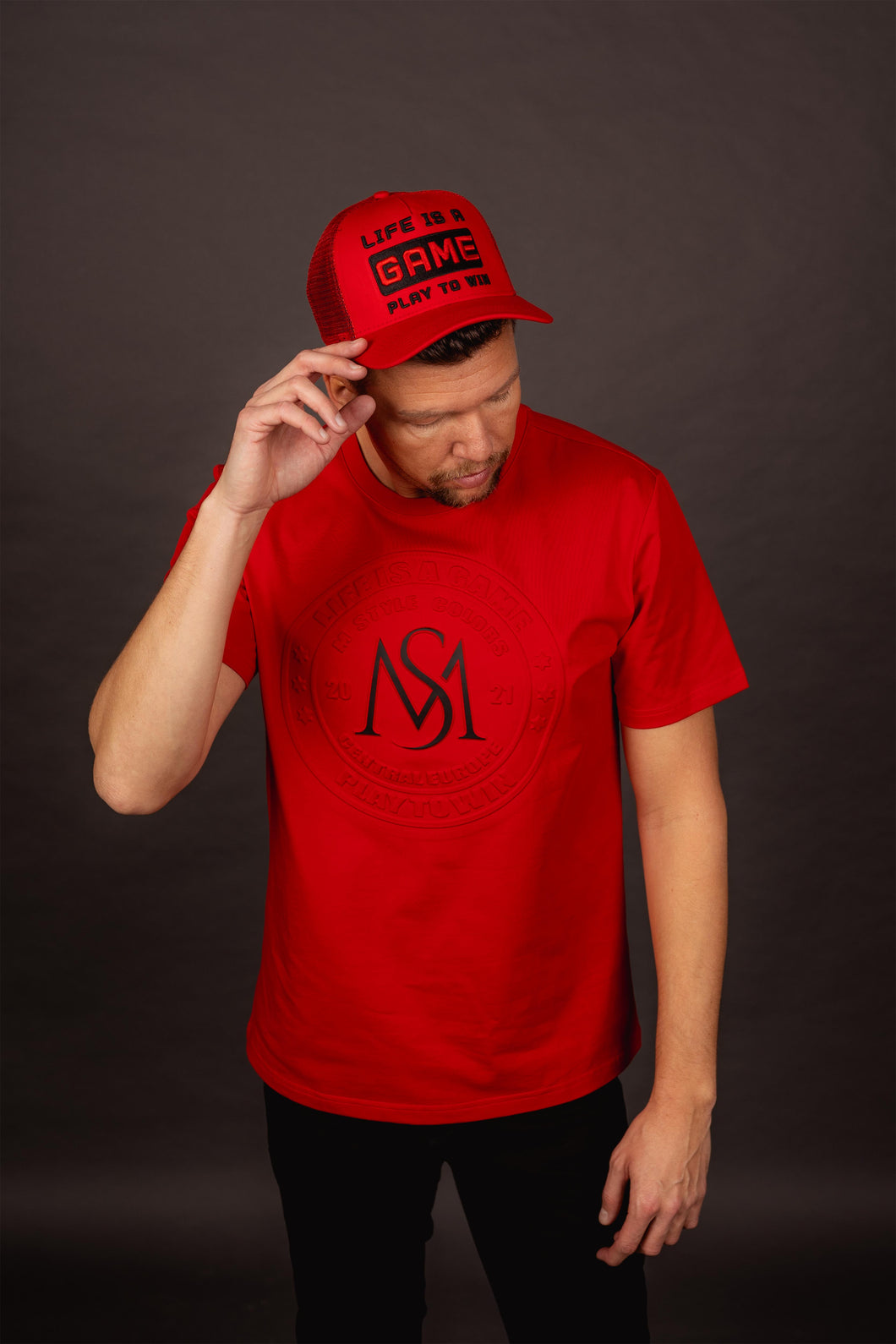 Pánske tričko LIFE IS GAME v červeno-čiernej farbe, s výraznou potlačou a pohodlným bavlneným materiálom pre moderný look.